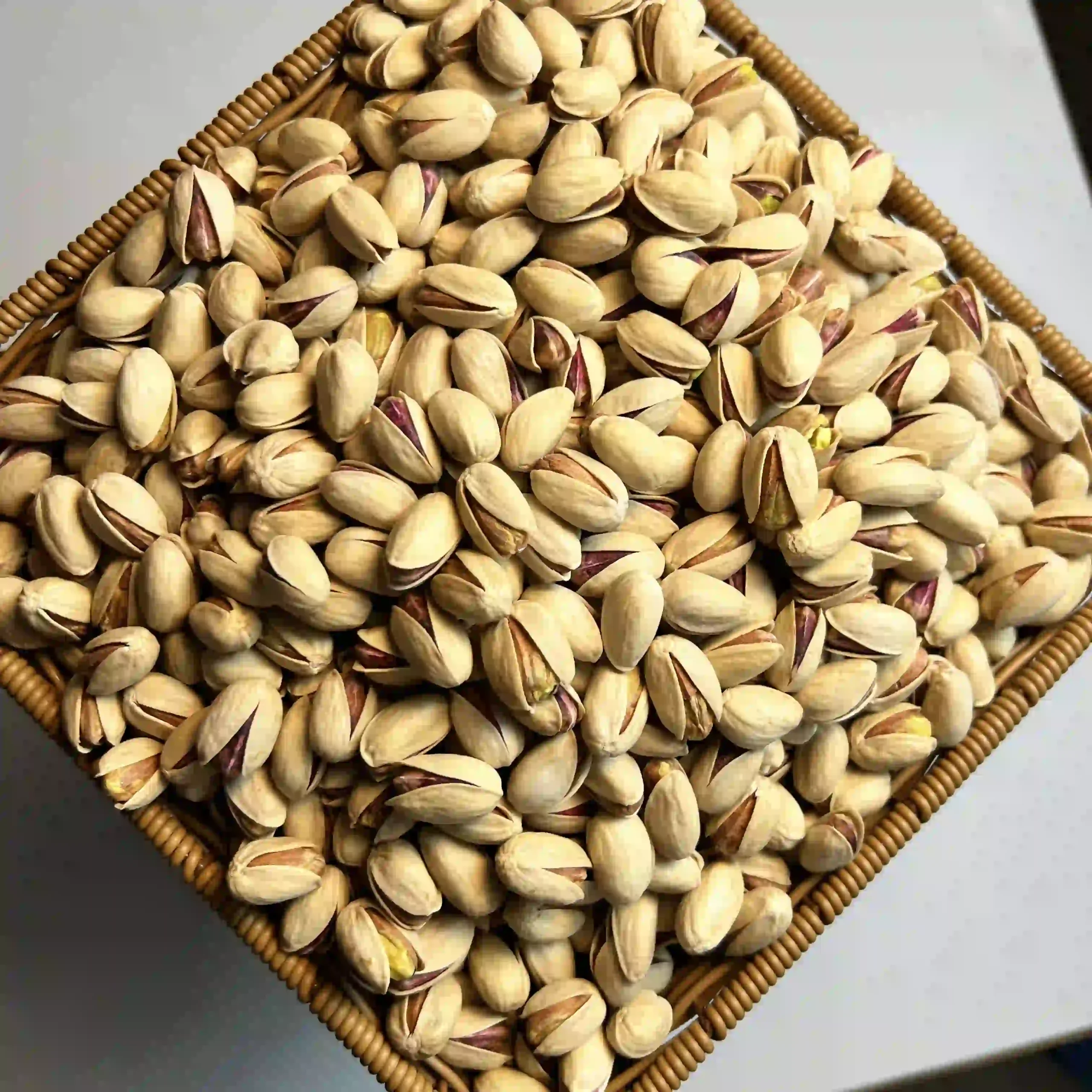 پسته احمد آقایی دستچین + محصولی جذاب برای آجیل های ممتاز + قیمت و خرید عمده